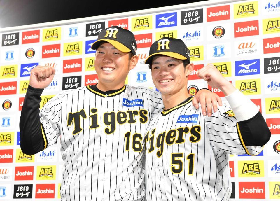 　お立ち台でガッツポーズの西勇（左）と中野