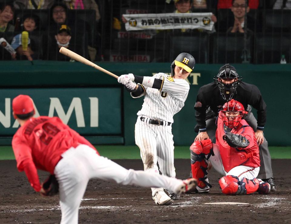 　９回、右翼線に二塁打を放つ木浪