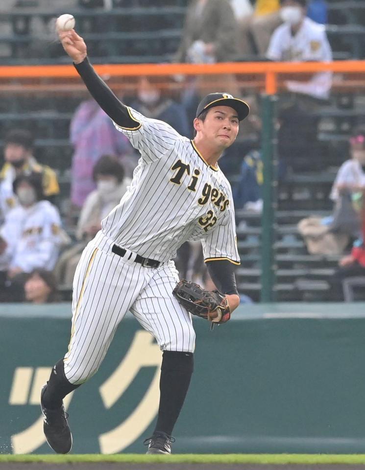 　試合前、右翼の位置でシートノックを受ける井上（撮影・高部洋祐）