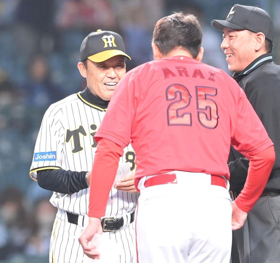 試合前、広島・新井監督（手前）とメンバー表交換をする阪神・岡田監督（撮影・高部洋祐）