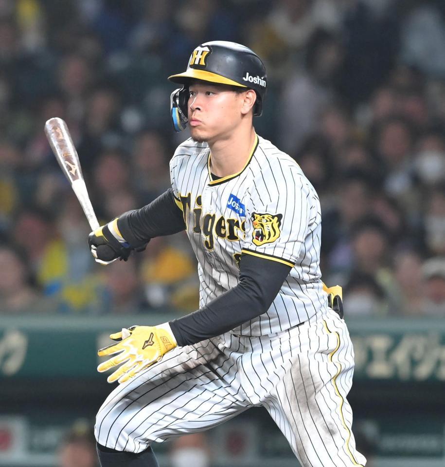 阪神 タイガース 佐藤 輝明 Lサイズ 阪神・佐藤輝が今季初適時打！ 自身55打席目で得点圏初安打