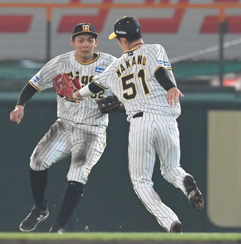 　７回、デビッドソンの打球を好捕する中野（手前）（撮影・高部洋祐）