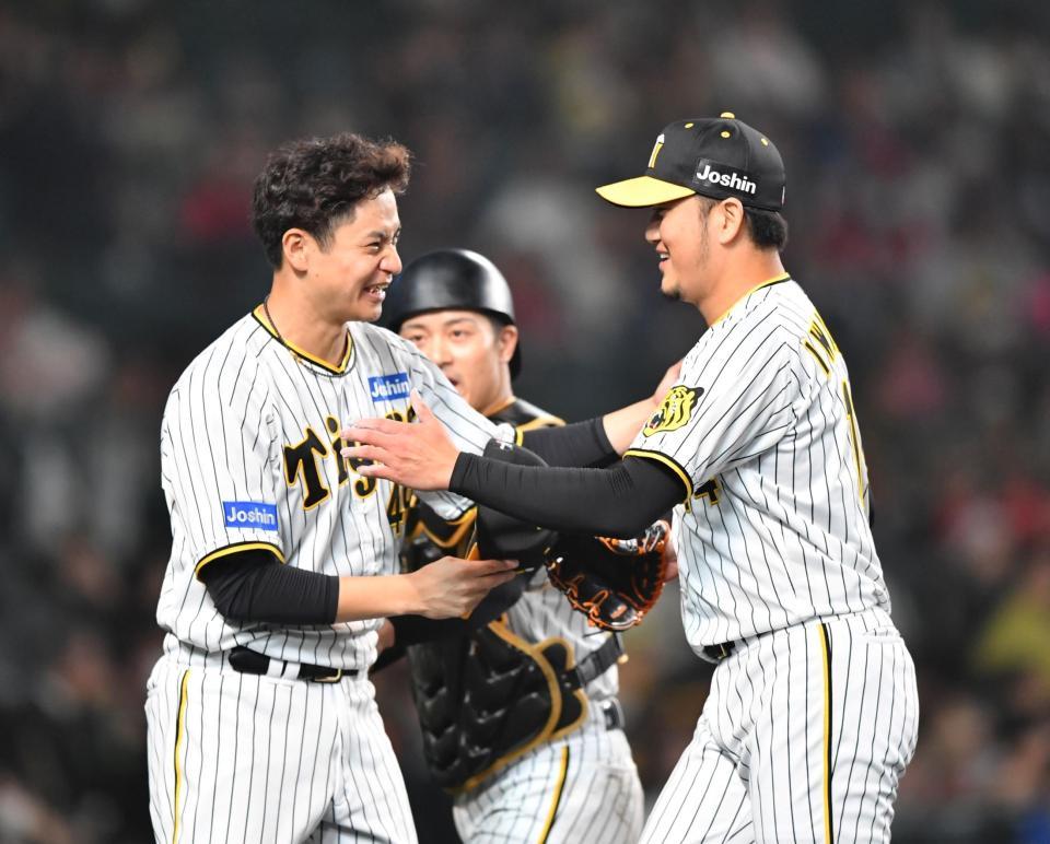 　７回、ピンチをしのいだ岩貞（右）を迎える大竹（撮影・中田匡峻）