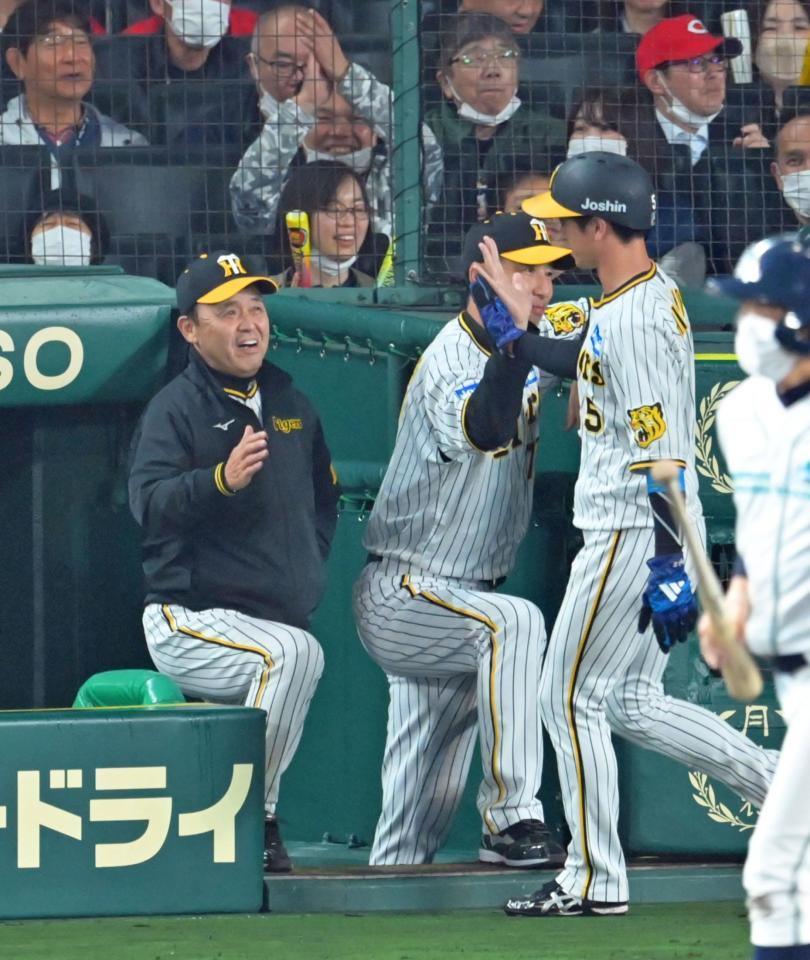 ７回、中野の適時打で生還した近本（右）を迎えて笑顔を見せる岡田監督（撮影・立川洋一郎）