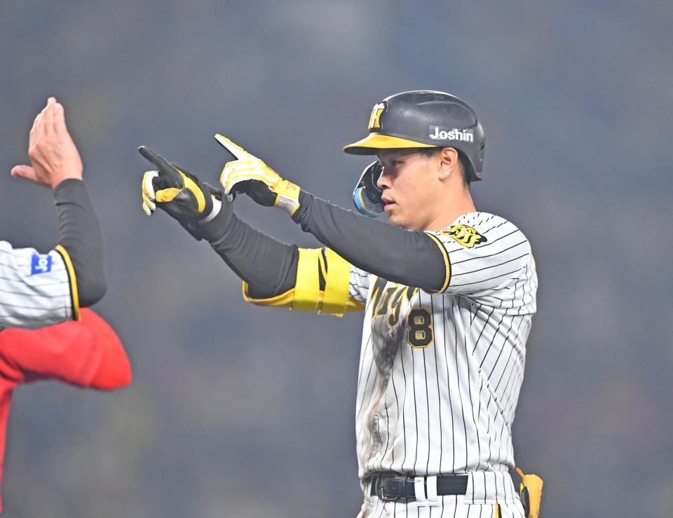 　６回、左前適時打を放った佐藤輝（撮影・中田匡峻）