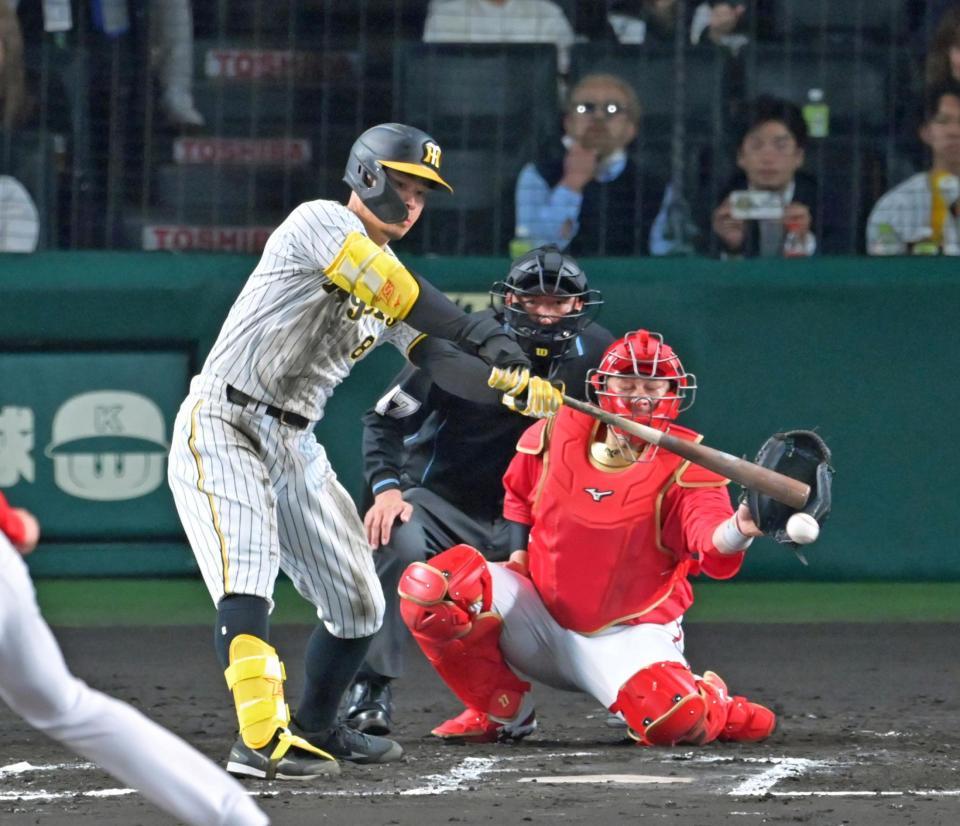 ６回、左前へ適時打を放つ阪神・佐藤輝（撮影・立川洋一郎）