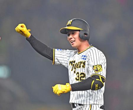 　５回、右前打を放ち笑顔の井上（撮影・中田匡峻）