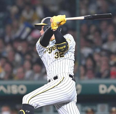 　５回、右前打を放つ井上（撮影・高部洋祐）