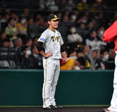 ４回、松山に逆転適時二塁打を浴び、呆然とする西純（撮影・中田匡峻）