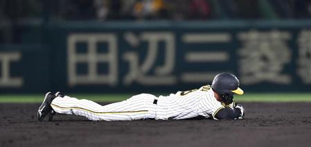 ９回、原口の遊直で二走の島田はアウトになる（撮影・中田匡峻）