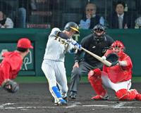 　７回、左中間へ２点適時三塁打を放つ