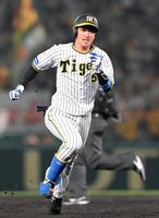 　６回、三塁打を放ち激走する近本