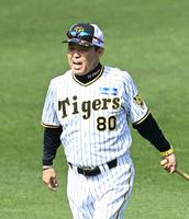 外野から練習を見守る岡田監督（撮影・飯室逸平）