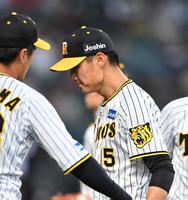 １回を投げ終えベンチに戻る西純（撮影・中田匡峻）