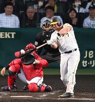 １回、追撃の犠飛を放つノイジー（撮影・飯室逸平）