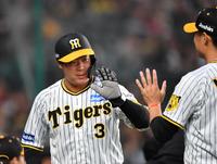 １回、梅野の遊ゴロで勝ち越しの生還を果たした三走の大山（左）。西純とタッチを交わす（撮影・中田匡峻）