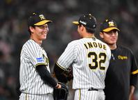 ６回、全てのアウトを処理した井上（３２）を迎える及川（左）。右は西純＝撮影・中田匡峻