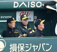 ７回、ベンチで厳しい表情の岡田監督（中央）＝撮影・飯室逸平