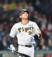 ９回、遊直に倒れた原口（撮影・中田匡峻）