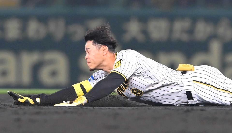 　５回、二塁打を放った佐藤輝はヘッドスライディングする（撮影・高部洋祐）