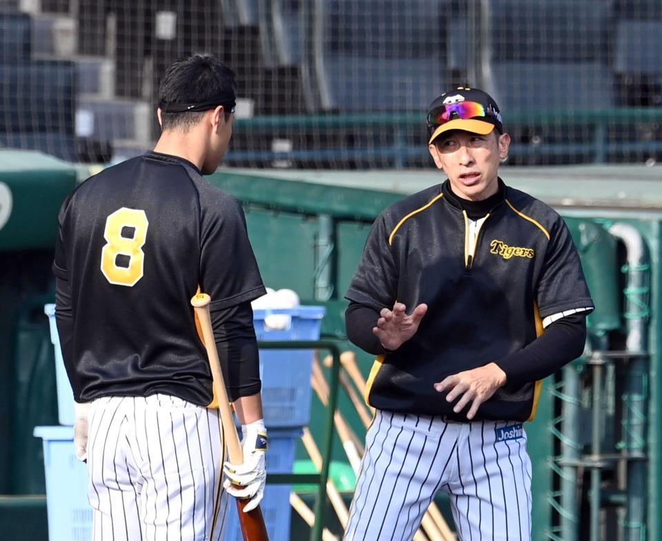 　佐藤輝（左）の新人時代から熱血教師のように接していた矢野前監督＝２１年１１月