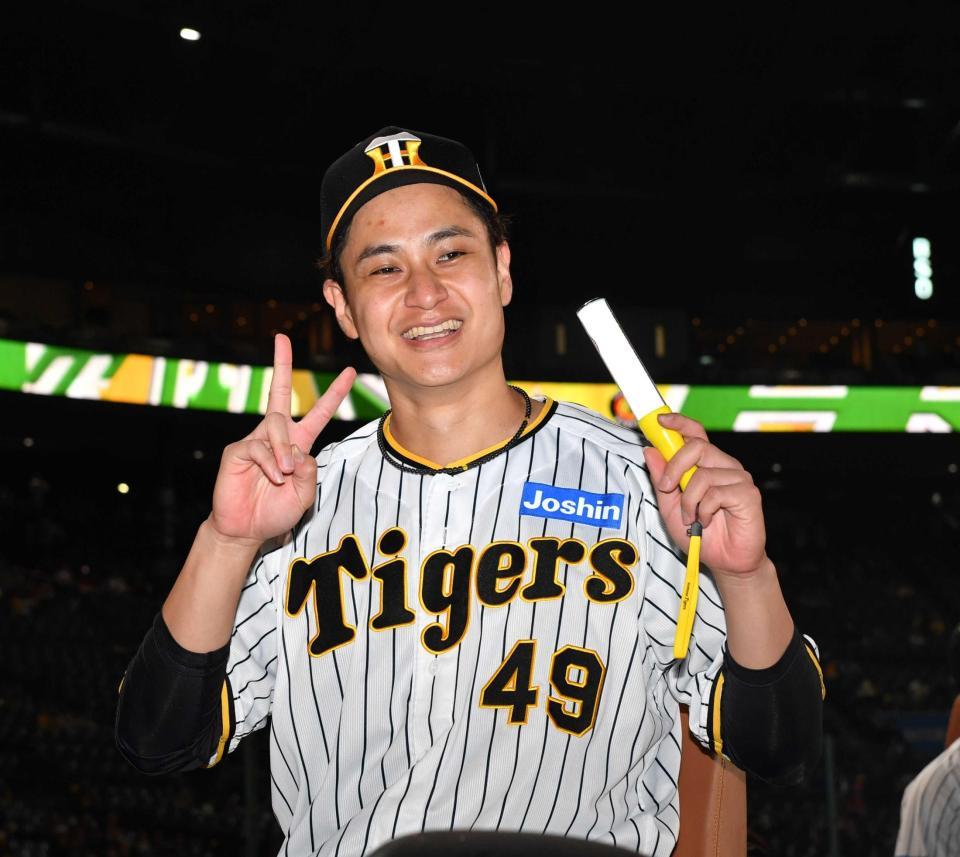 　リリーフカーで笑顔を見せる大竹（撮影・中田匡峻）