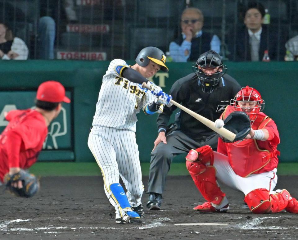 　７回、左中間へ２点適時三塁打を放つ