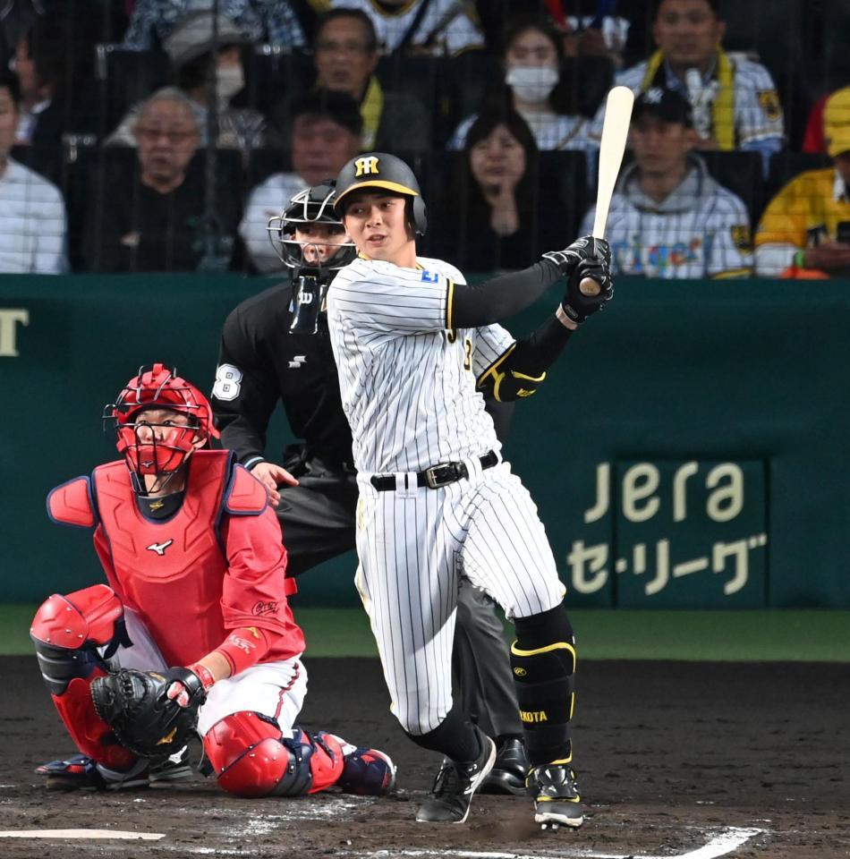 １回、同点タイムリーを放つ井上（撮影・飯室逸平）