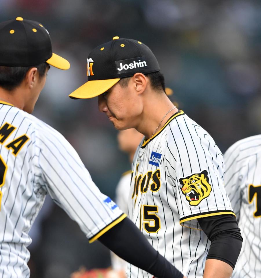 １回を投げ終えベンチに戻る西純（撮影・中田匡峻）