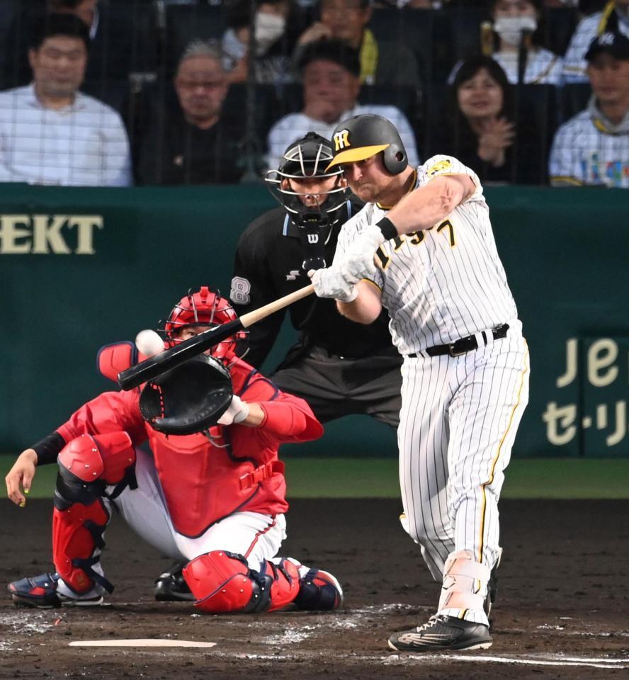 １回、追撃の犠飛を放つノイジー（撮影・飯室逸平）