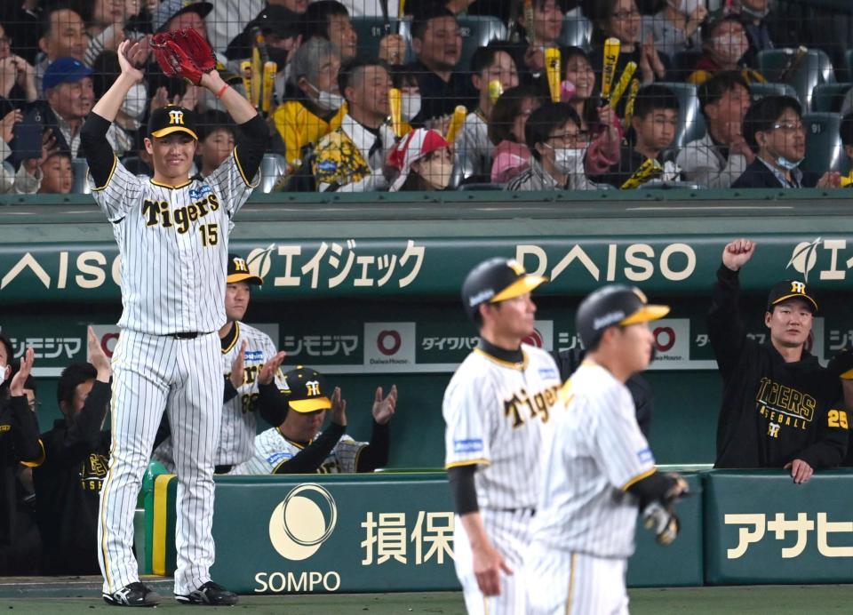 ２回、大山のタイムリーを喜ぶ西純（左）ら（撮影・飯室逸平）