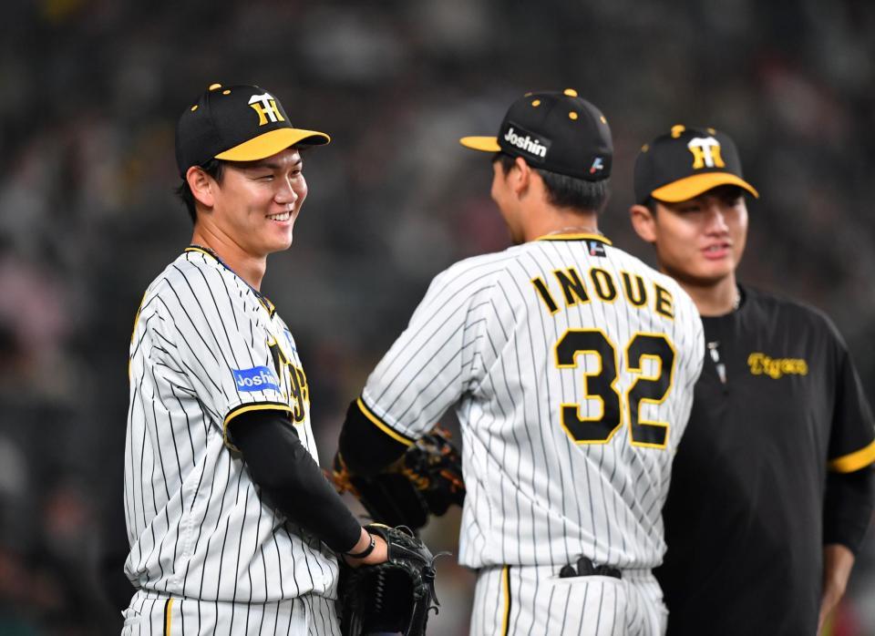 ６回、全てのアウトを処理した井上（３２）を迎える及川（左）。右は西純＝撮影・中田匡峻