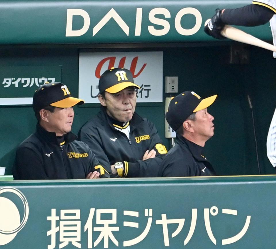 ７回、ベンチで厳しい表情の岡田監督（中央）＝撮影・飯室逸平