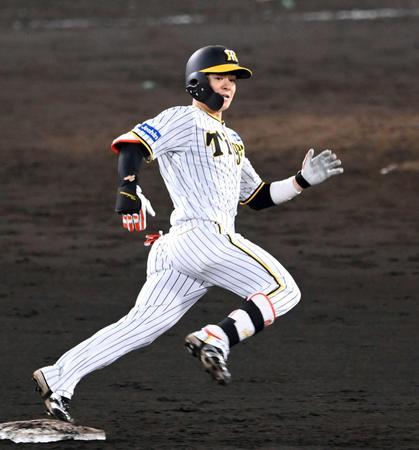 　９回、中前打を放ち激走する中野（撮影・飯室逸平）