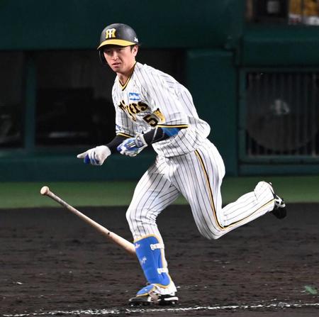 　４回、猛打賞となる中前打を放つ近本