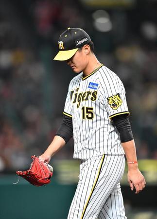 　４回、松山に逆転適時二塁打を浴び、降板となった西純＝２０日