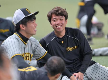 　才木（左）と談笑する村上（撮影・立川洋一郎）