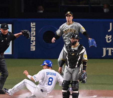 　１回、大島（８）に同点の生還を許す青柳（撮影・飯室逸平）