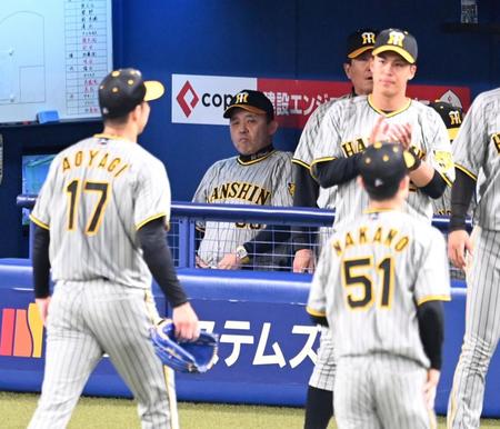 　ベンチで厳しい表情の岡田監督（撮影・飯室逸平）