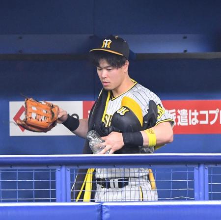 　中日に敗れ引き揚げる佐藤輝（撮影・中田匡峻）