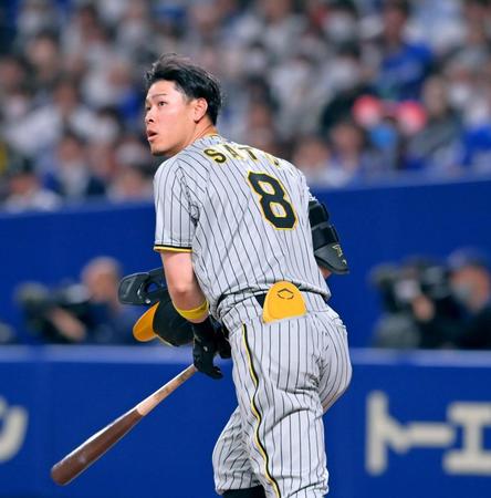 　９回、力なく打ち上がった打球を見つめ、三邪飛に倒れる佐藤輝（撮影・立川洋一郎）