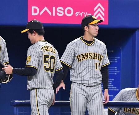 　３回を投げ終えた富田（左）を迎えた青柳（撮影・中田匡峻）