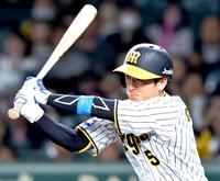 　２回裏阪神１死、内野安打を放つ阪神・近本
