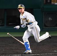 　４回、猛打賞となる中前打を放つ近本