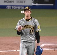 　２回、追加点を許し、ぼう然とする青柳（撮影・飯室逸平）