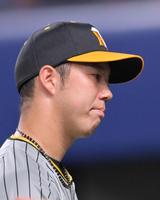 　２回裏、追加点を奪われて渋い表情を見せ、ベンチへと引き揚げる青柳（撮影・立川洋一郎）