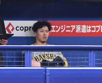 　６回、空振り三振に倒れた佐藤輝（撮影・中田匡峻）