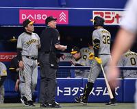 　６回の攻撃を終え、選手交代を告げる岡田監督（左）。井上（３２）と佐藤輝（８）は好機で連続三振に倒れた（撮影・中田匡峻）