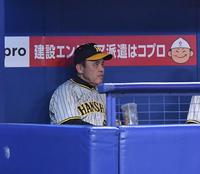 　８回の攻撃前、厳しい表情の岡田監督（撮影・中田匡峻）