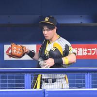 　中日に敗れ引き揚げる佐藤輝（撮影・中田匡峻）